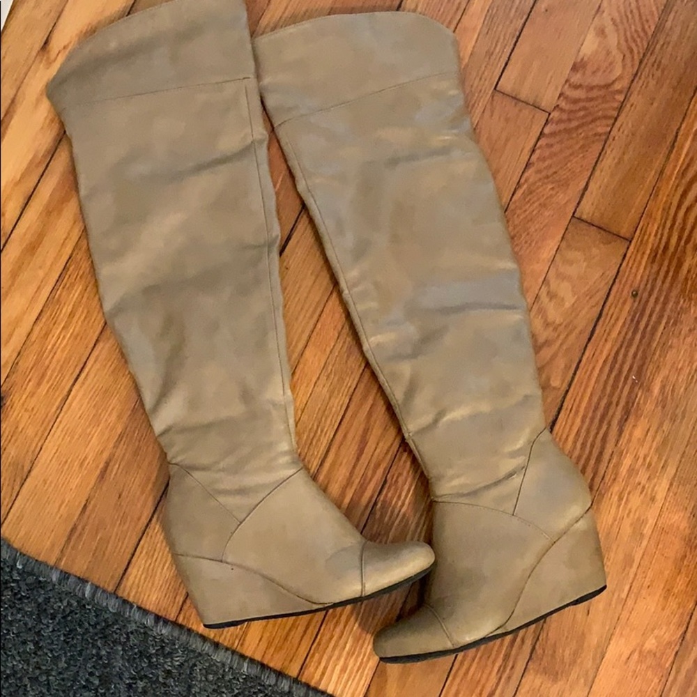 Tan/Brown knee high boot heels. Size 5.5